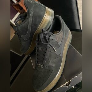 Limited Edition AIR FORCE 1 SPRM '07 (LEBRON)
Size 14
BLACK/BLACK-MET GOLD